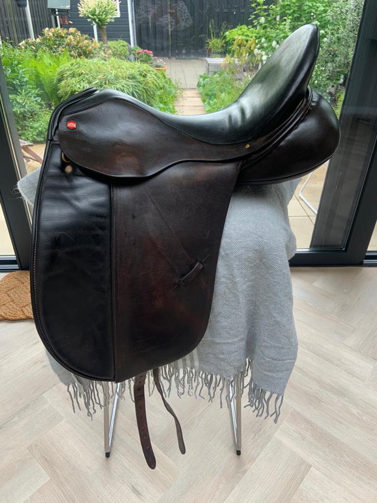 Luxe Albion SLK Dressuurzadel 17,5 inch MW – Dark Havana –, Ophalen, Gebruikt, Dressuur