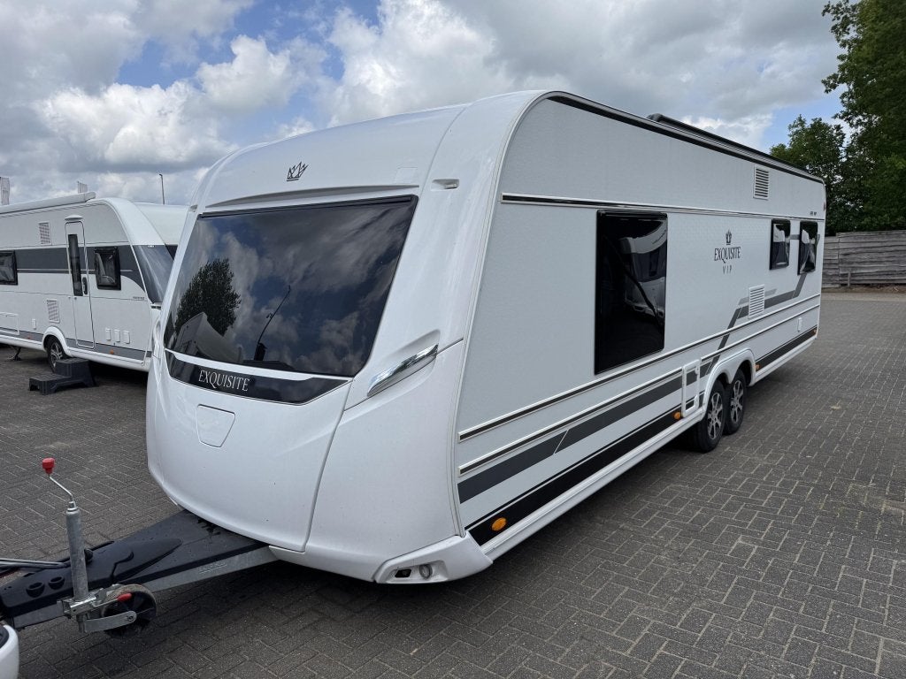 LMC Exquisite 695 VIP 2023 | Vrijst. Queensbed | Nieuwe tent, Caravans en Kamperen, Caravans, Schokbreker, Bedrijf, Treinzit, 6 tot 7 meter