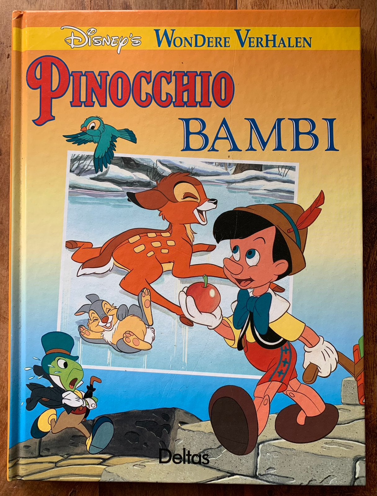 Disney’s Wondere Verhalen - Pinocchio / Bambi (hardcover), Boeken, Ophalen of Verzenden, Gelezen
