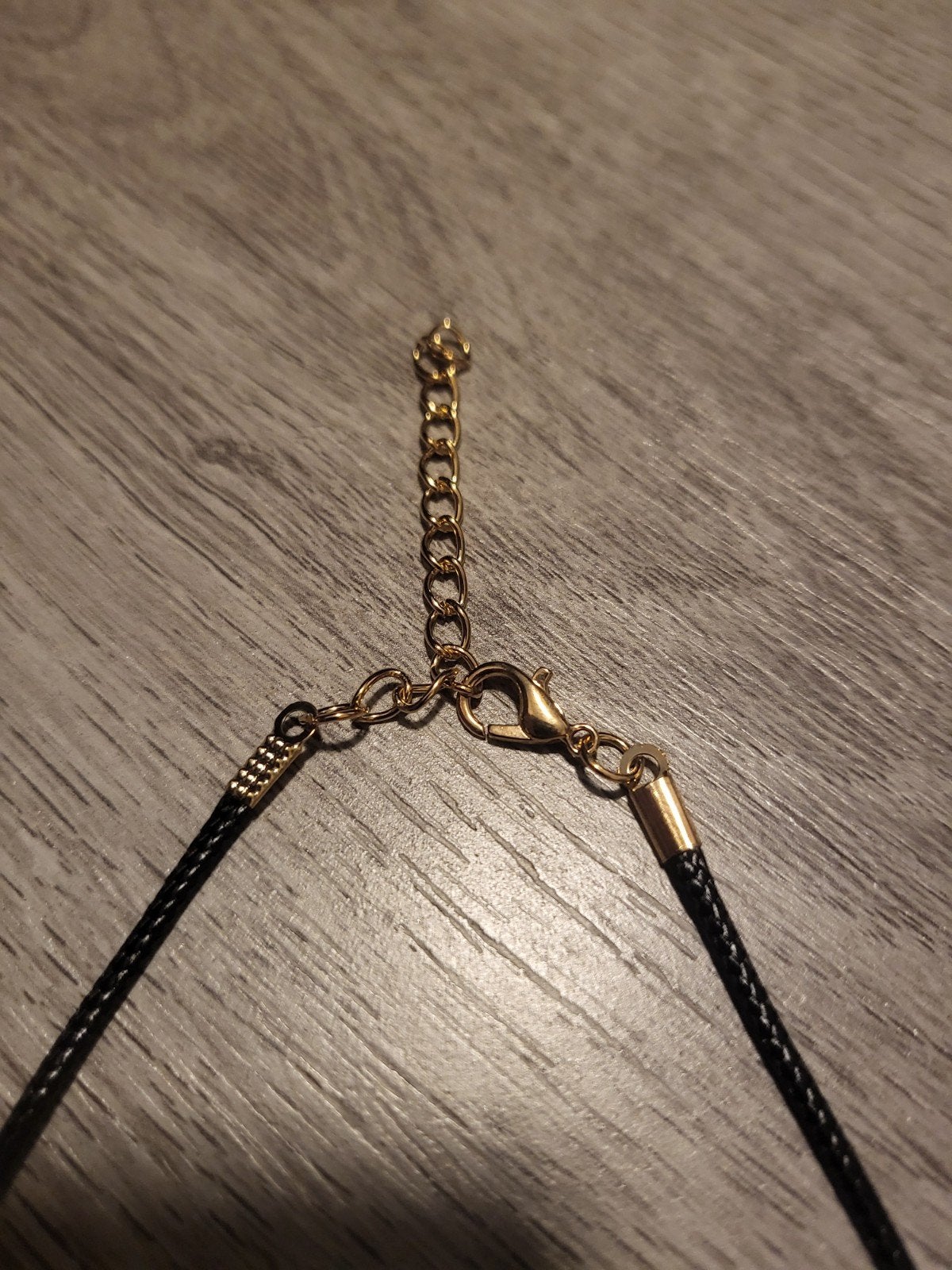 Nieuwe ketting met rode kristallen hanger, Overige materialen, Nieuw, Ophalen of Verzenden, Verstelbaar