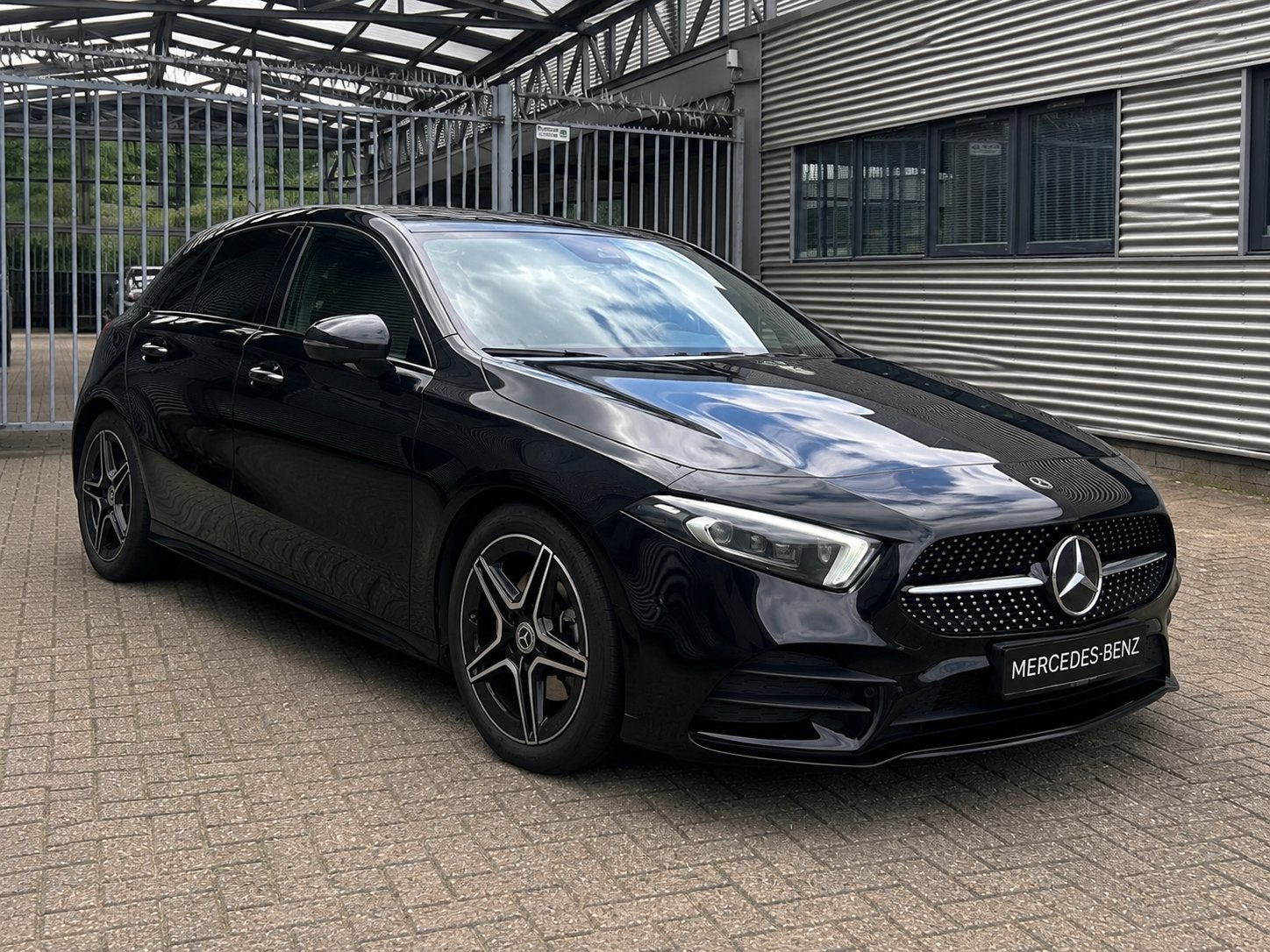 Mercedes-Benz A200 AMG Line Pano 360 Nightpakket Ambient Lig, 4 cilinders, Zwart, Parkeerassistent, 165 pk