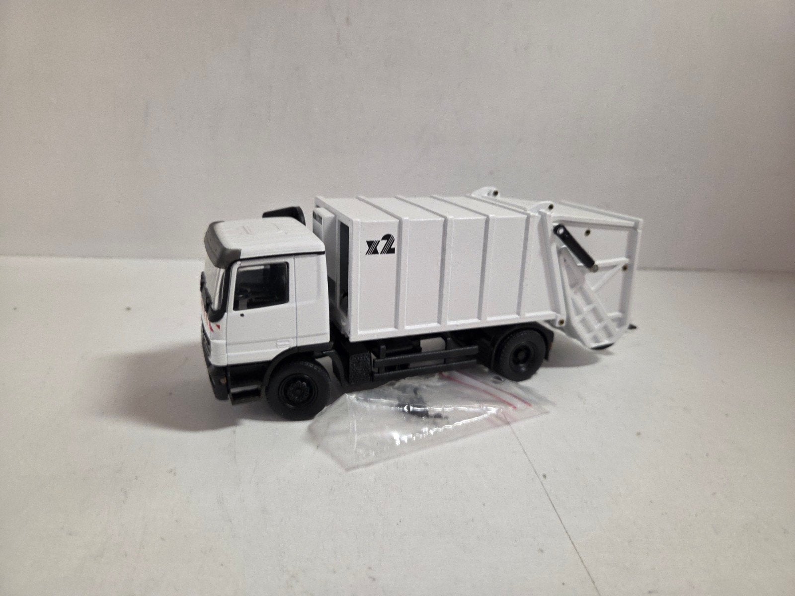 Conrad Mercedes Benz Actros vuilniswagen 1:50, Hobby en Vrije tijd, Modelauto's | 1:50, ., Conrad, Ophalen of Verzenden, Zo goed als nieuw