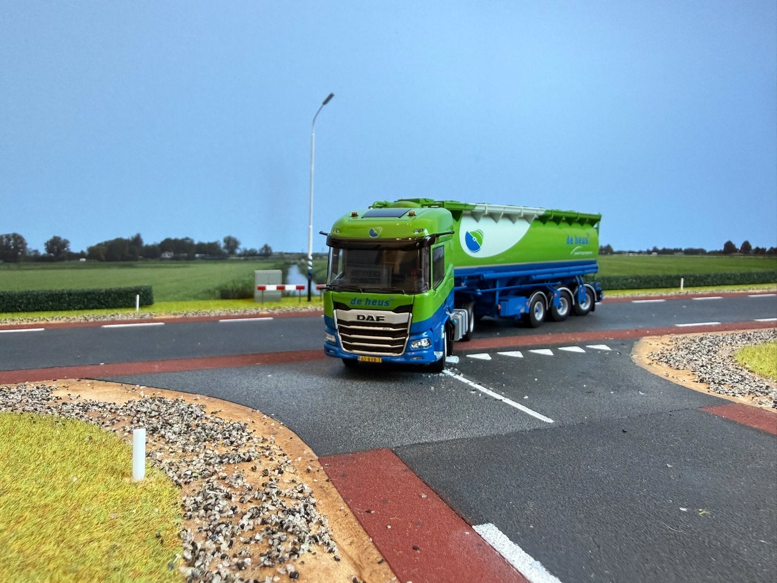 WSI DAF XD 4x2 trekker 3-as Welgro veevoeropl. De Heus 1:50, Ophalen of Verzenden, Nieuw, Bus of Vrachtwagen, Wsi