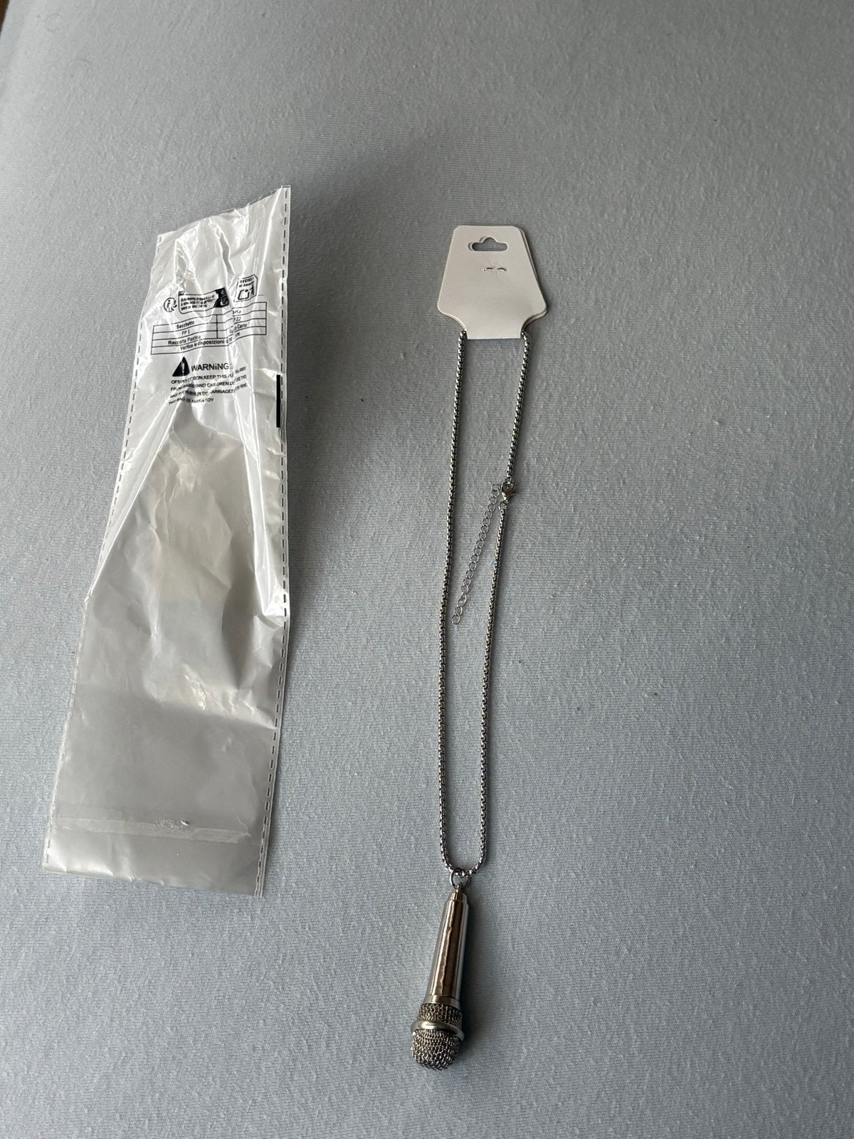 Zilverkleurige ketting met microfoon hanger, Nieuw, Ophalen of Verzenden, Zilver, Overige materialen