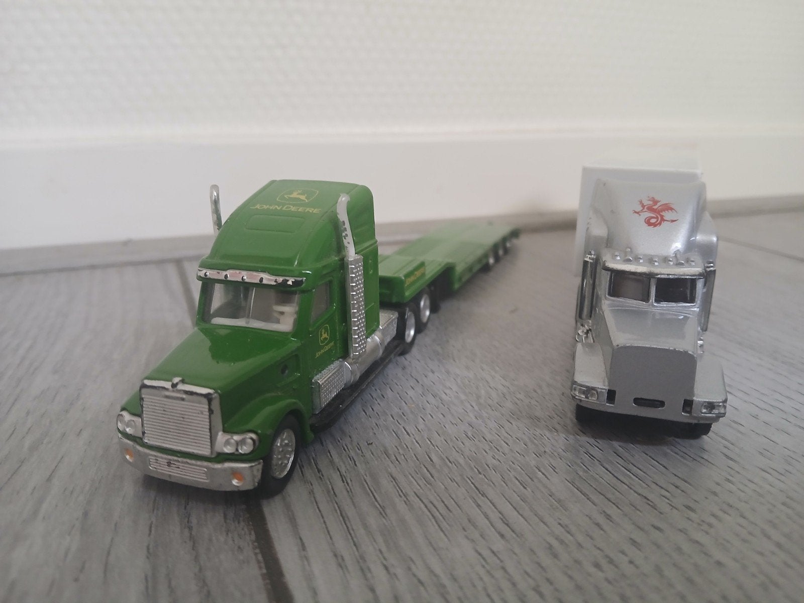 Set van 2 speelgoed vrachtwagens: John Deere en Cab, Overige merken, Gebruikt, 1:50 of kleiner, Ophalen of Verzenden