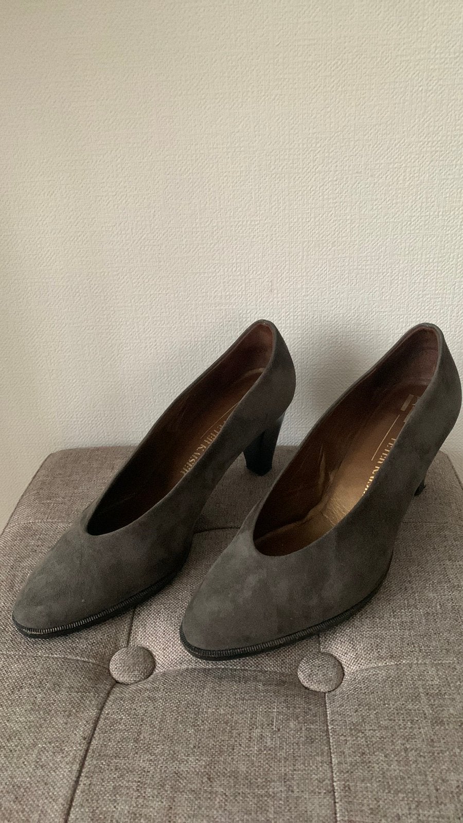 Grijze suède Peter Kaiser pumps. Maat 39, Kleding | Dames, Schoenen, Pumps, Ophalen of Verzenden, Zo goed als nieuw, Grijs