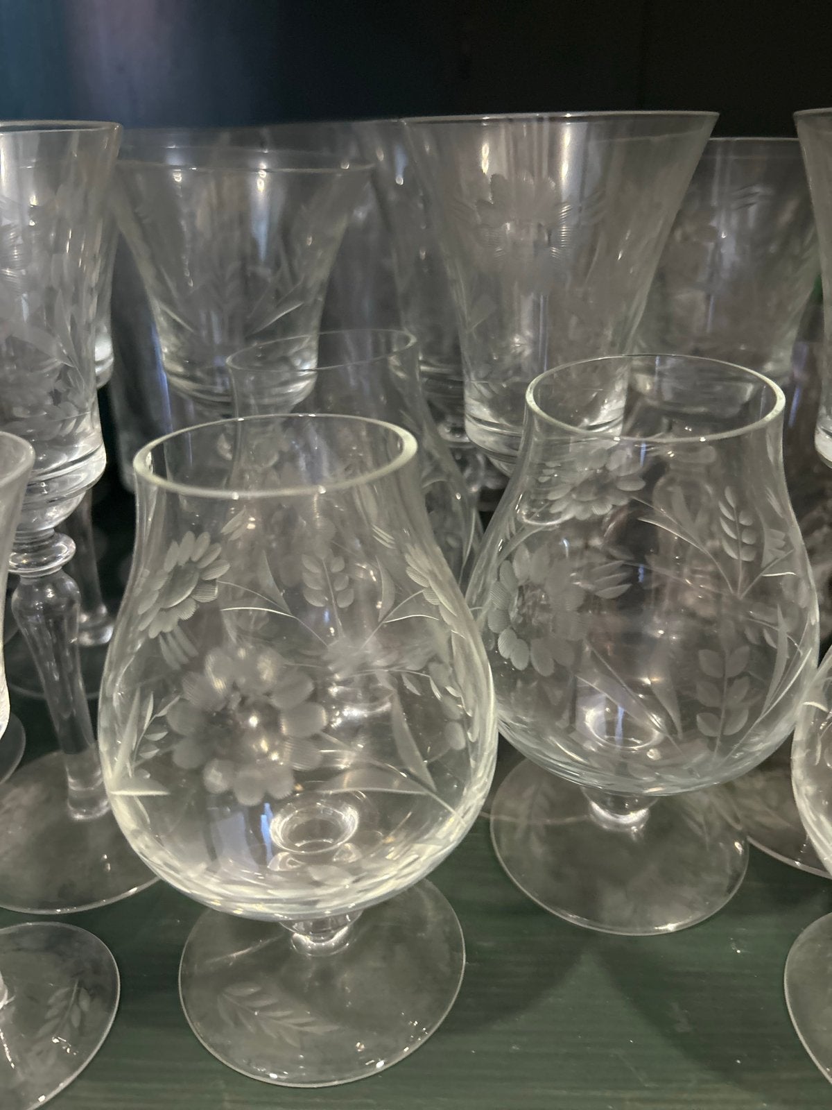 Set van 27 bewerkte glazen met bloemmotief, Ophalen