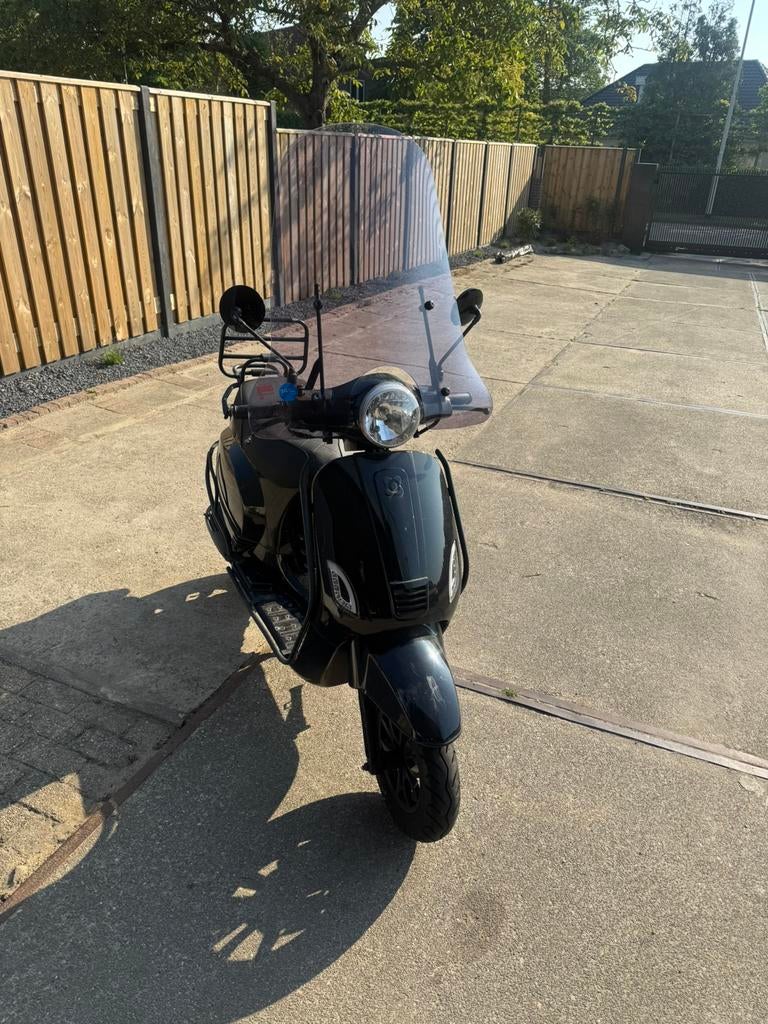 Agm scooter, Fietsen en Brommers, Ophalen of Verzenden, Zo goed als nieuw, Benzine, Overige merken