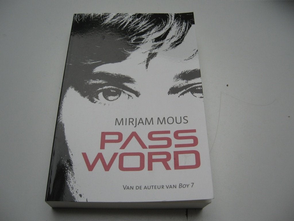 Spannend thriller tiener boek Pass Word Boy €6.50 315 Blz, Ophalen of Verzenden, Zo goed als nieuw