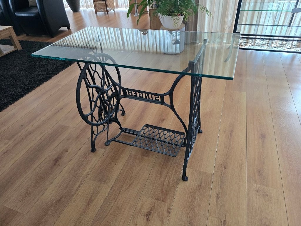 Glazen Tafel met Authentiek Singer Onderstel, Ophalen, 50 – 75, Minder dan 50 cm, Gebruikt