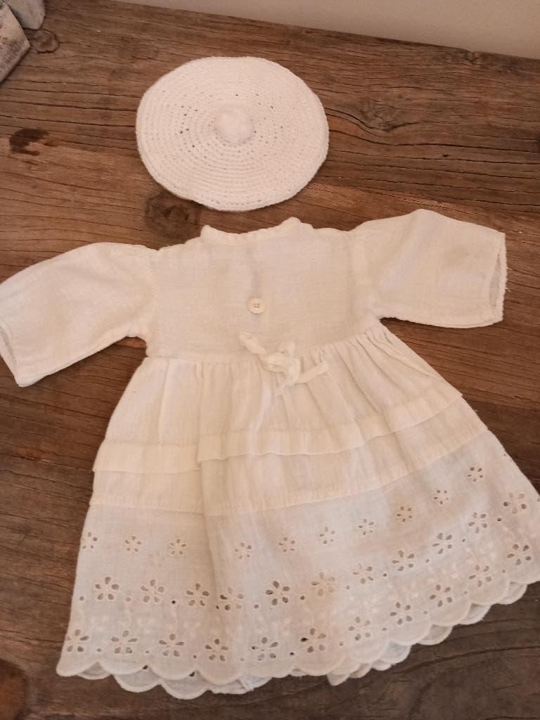 Vintage poppen jurkje met baret., Verzamelen, Poppen, Ophalen, Zo goed als nieuw, Kleertjes