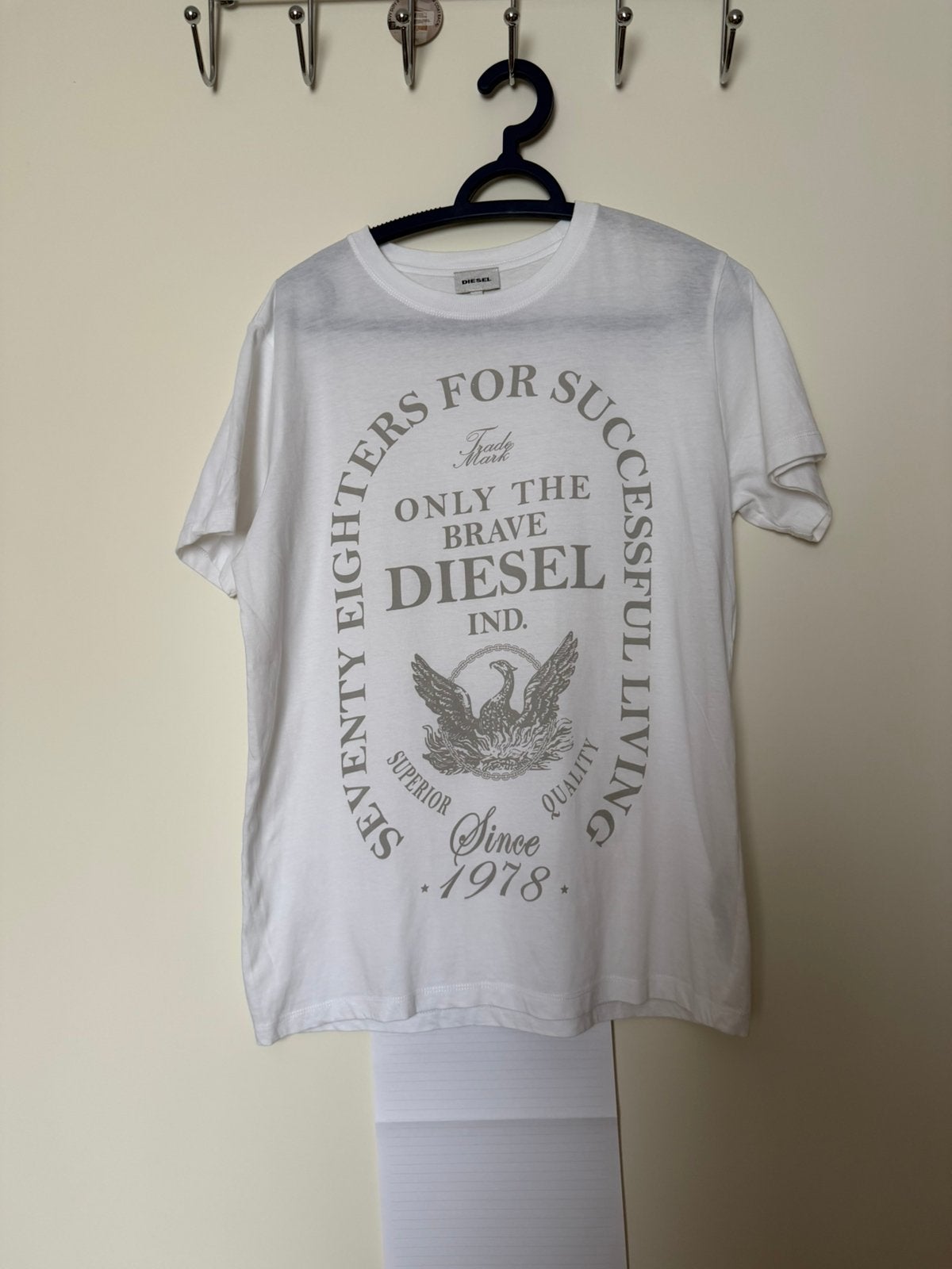 NW wit t-shirt Diesel met grijze letters maat M, Kleding | Heren, T-shirts, Ophalen, Nieuw, Maat 52/54 (L), Wit