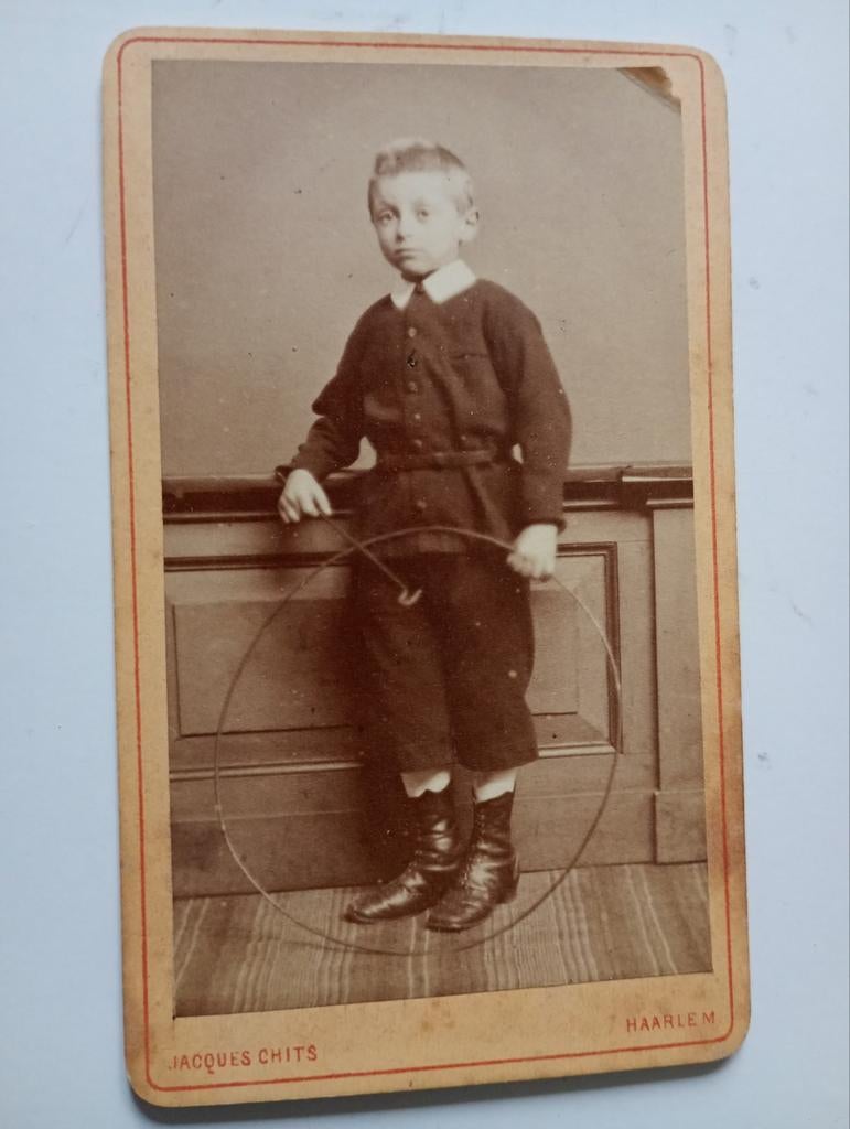 CDV Haarlem Kind Jongen met Hoepel, Gebruikt, Foto, Ophalen of Verzenden, Voor 1940