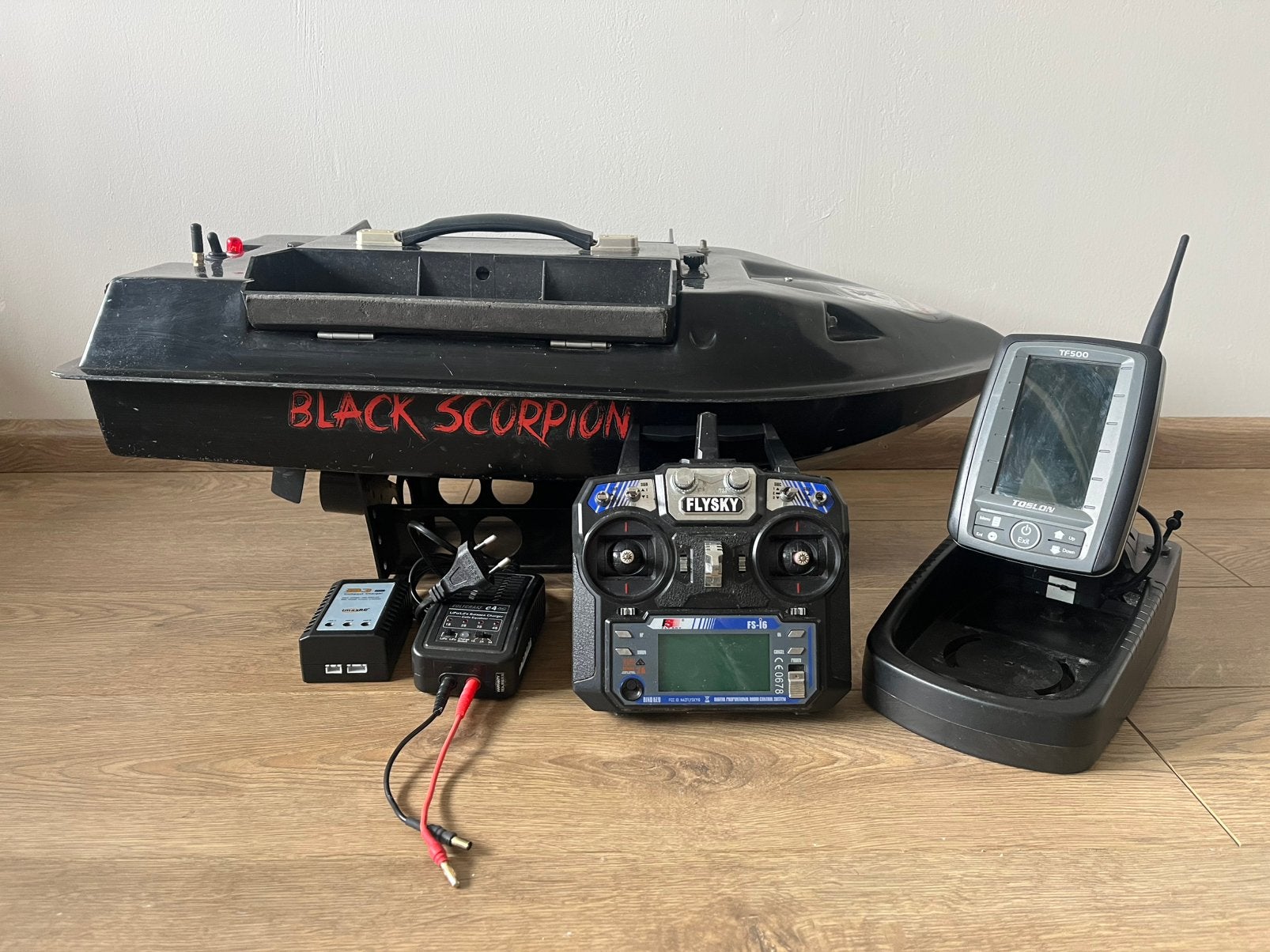 Voerboot Black Scorpion - Incl. Toslon TS500 dieptemeter, Watersport en Boten, Hengelsport | Karpervissen, Ophalen, Gebruikt, Complete set