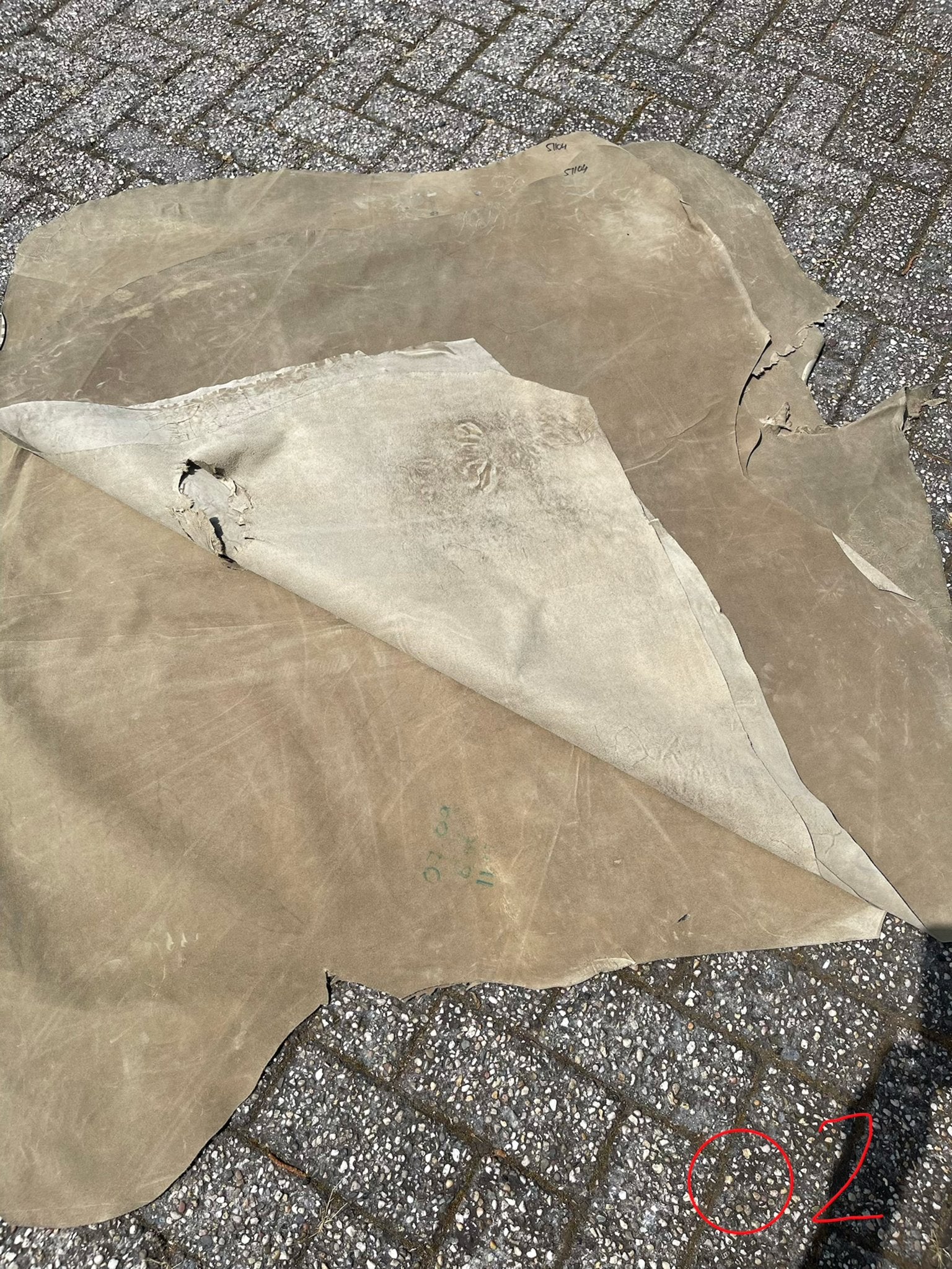 02 Olijfgroen suede leer 4 stukken ongeveer 4 m2, 120 cm of meer, Leer of Kunstleer, Nieuw, Ophalen of Verzenden