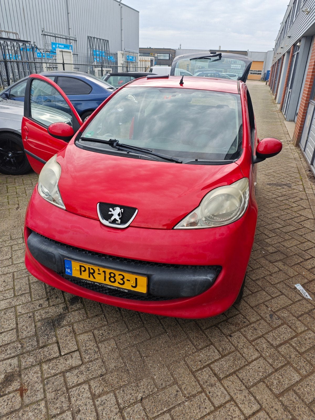 Peugeot 107 1.0 12V 3DR 2006 Rood km 161933, Voorwielaandrijving, 765 kg, 4 stoelen, 68 pk