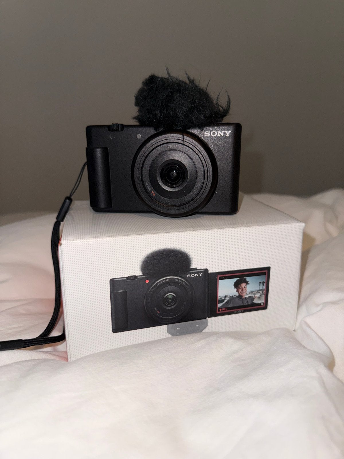 Sony ZV-1F Vlogcamera - NIEUW, Ingebouwde flitser, Nieuw, Ophalen of Verzenden, Accu