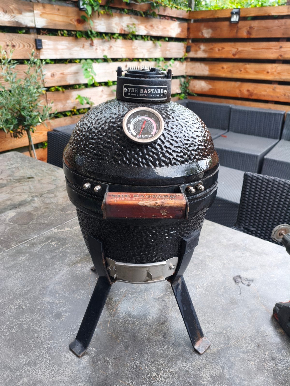The Bastard Small Kamado Grill - 26 cm breed, Ophalen of Verzenden, Zo goed als nieuw, The Bastard