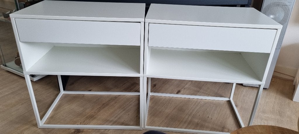 Set van 2 witte Ikea Vikhammer nachtkastjes (brede versie), Huis en Inrichting, Ophalen, Gebruikt, 55 tot 70 cm, 45 tot 65 cm