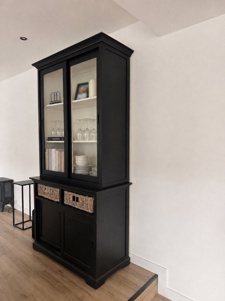 Zwarte vitrinekast, Huis en Inrichting, Kasten | Buffetkasten, 200 cm of meer, Ophalen of Verzenden, Zo goed als nieuw, 25 tot 50 cm