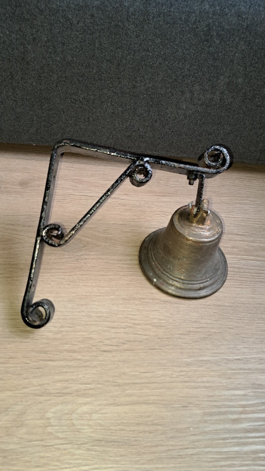 Antieke bel met muurhouder (klepel ontbreekt), Ophalen of Verzenden
