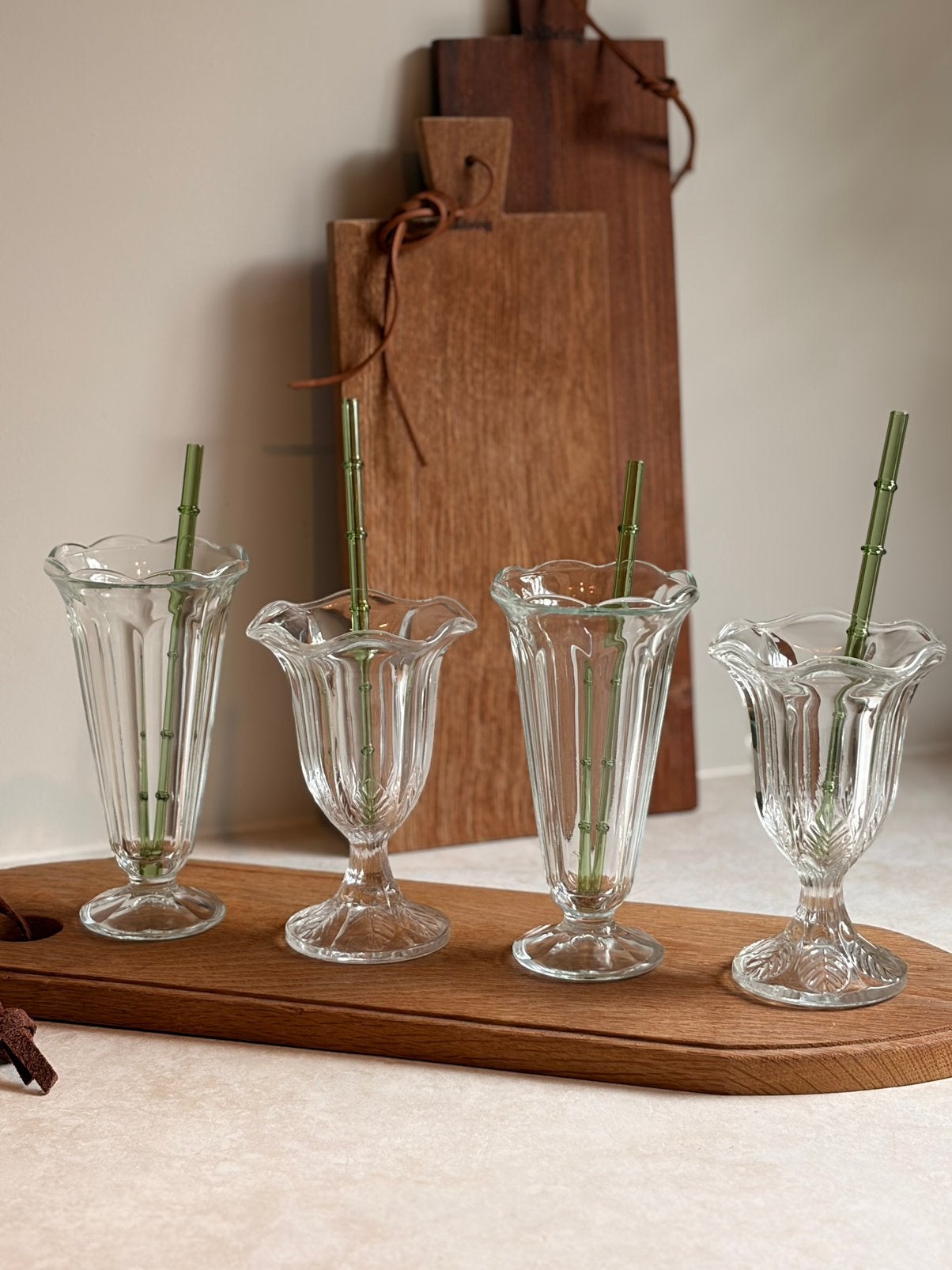 IJscoupes + glazen rietje + oude houten plank, Verzamelen, Glas en Borrelglaasjes, Ophalen, Gebruikt, Overige typen