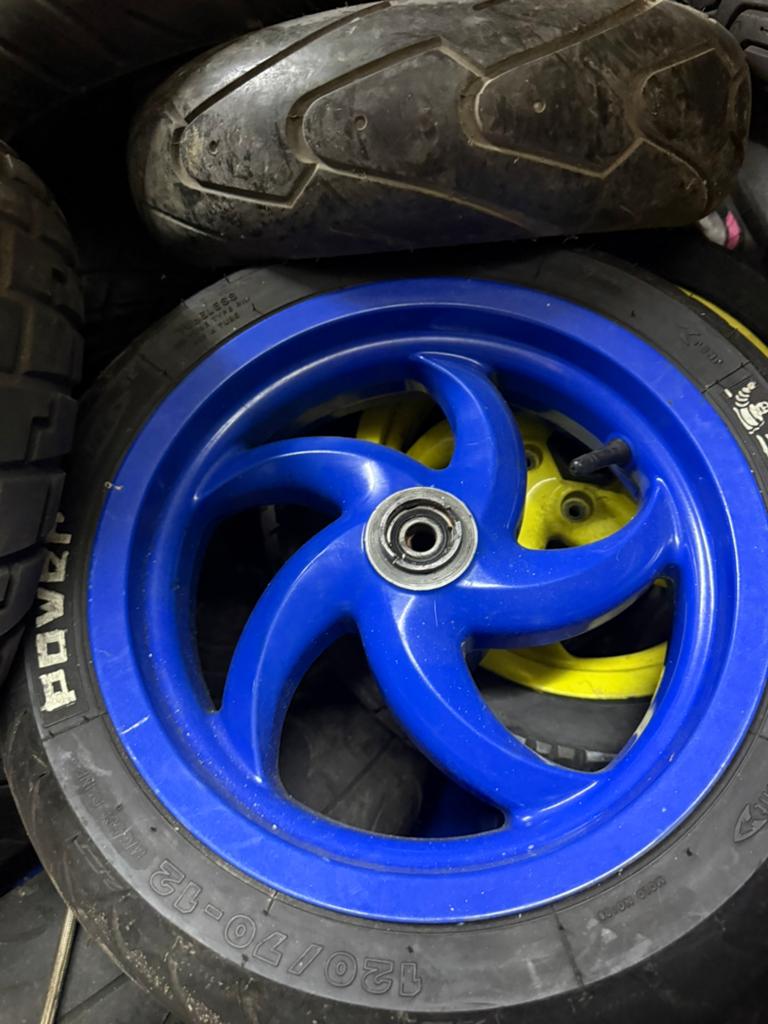 Blauwe gilera runner voorvelg met band nette  staat, Motoren, Ophalen of Verzenden