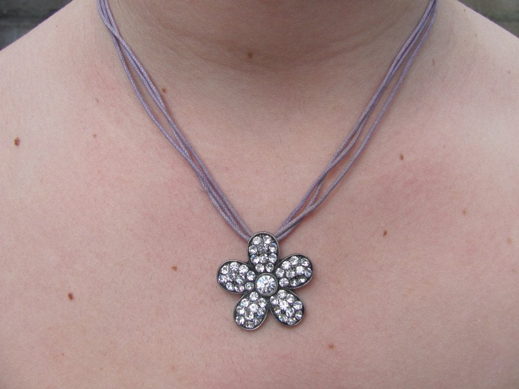 Ketting Met Zilver Kleurige Bloem / Accessoire ~ Sieraad, Sieraden, Tassen en Uiterlijk, Kettingen, Overige materialen, Paars