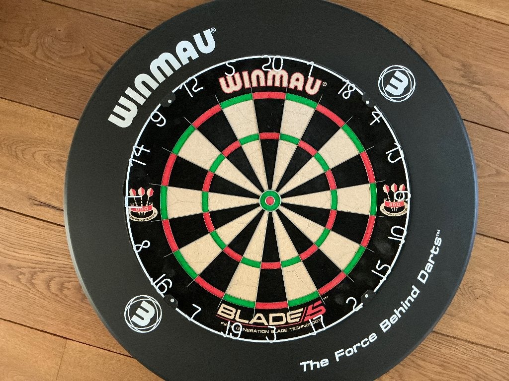 Winmau dartbord + surround te koop, Sport en Fitness, Darts, Ophalen of Verzenden, Zo goed als nieuw, Dartbord