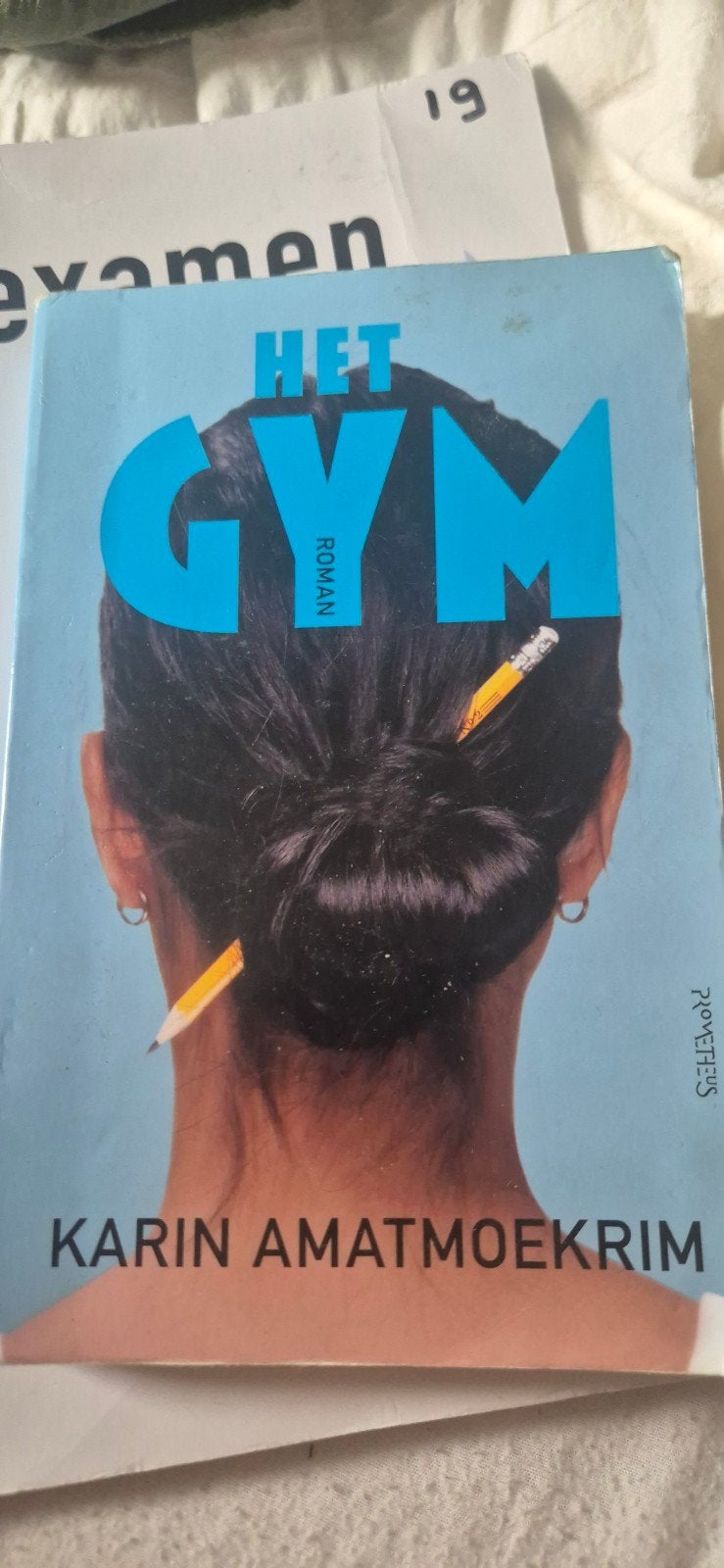 Het Gym - Karin Amatmoekrim (Roman), Boeken, Ophalen of Verzenden, Zo goed als nieuw, Karin Amatmoekrim, Nederland