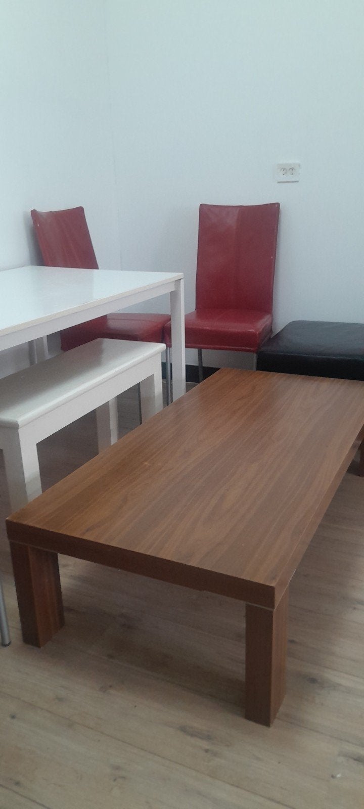 Eettafel met 4 rode stoelen en bankje, Huis en Inrichting, Ophalen, Overige houtsoorten, 100 tot 150 cm, 50 tot 100 cm