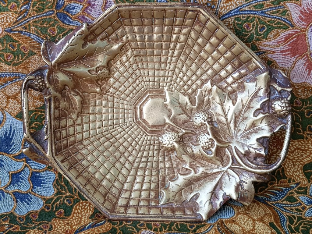 Mooie antieke schaal uit Engeland van brons 20 cm. uit 1900.