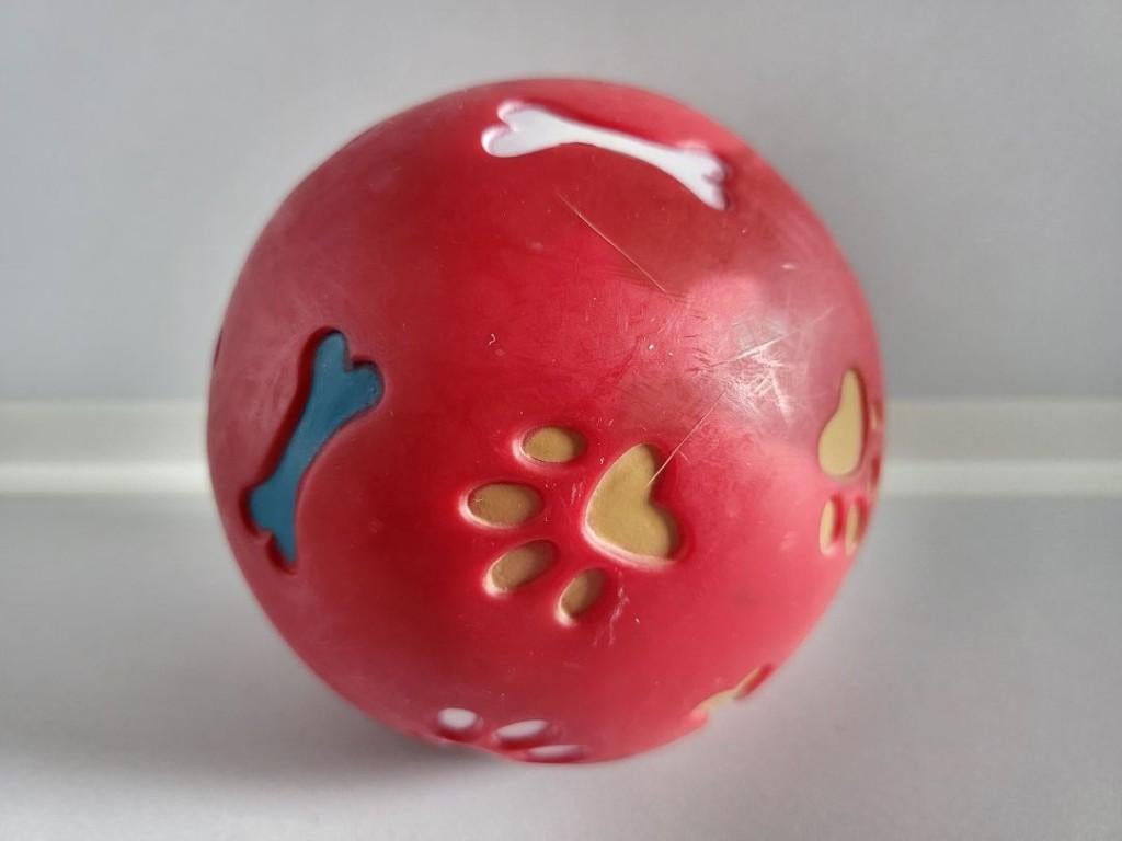 Stevige kunststof rode snackbal met verstelbare opening, Ophalen of Verzenden, Nieuw, Intelligentiespeelgoed
