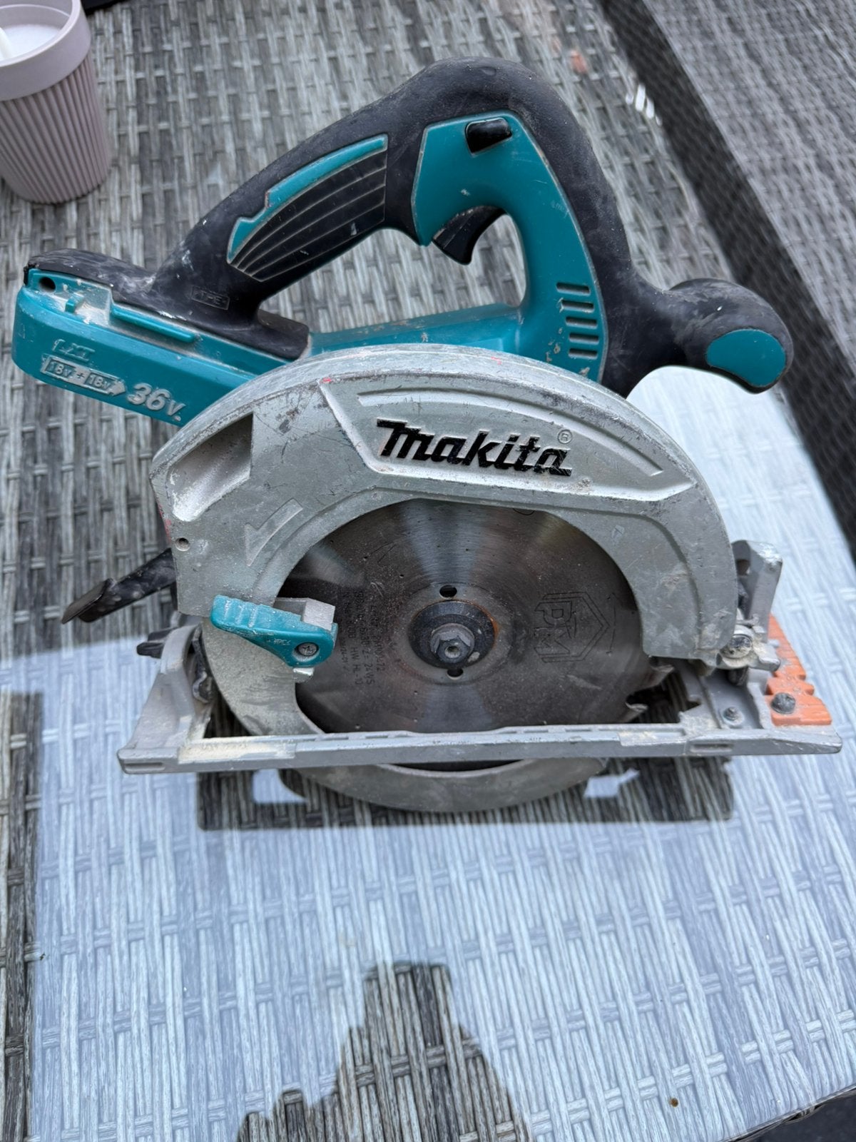 Makita DHS710 cirkelzaag 2x18v body, Ophalen, Cirkelzaag, Zo goed als nieuw, 30 tot 70 mm