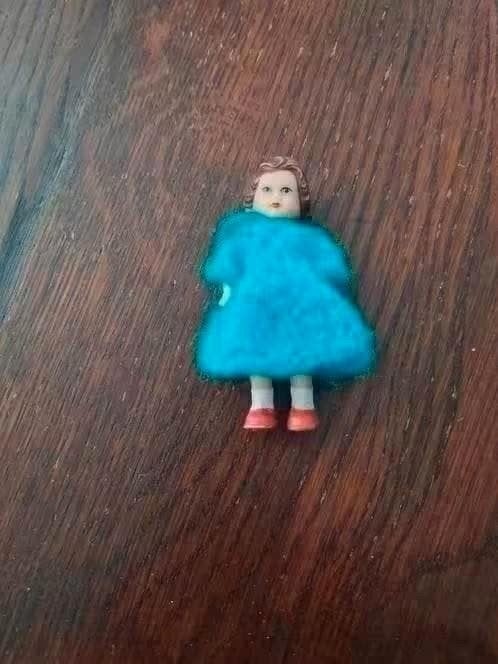 Ari popje 8 cm in blauwe jurk, Verzamelen, Poppen, Ophalen of Verzenden, Gebruikt, Pop