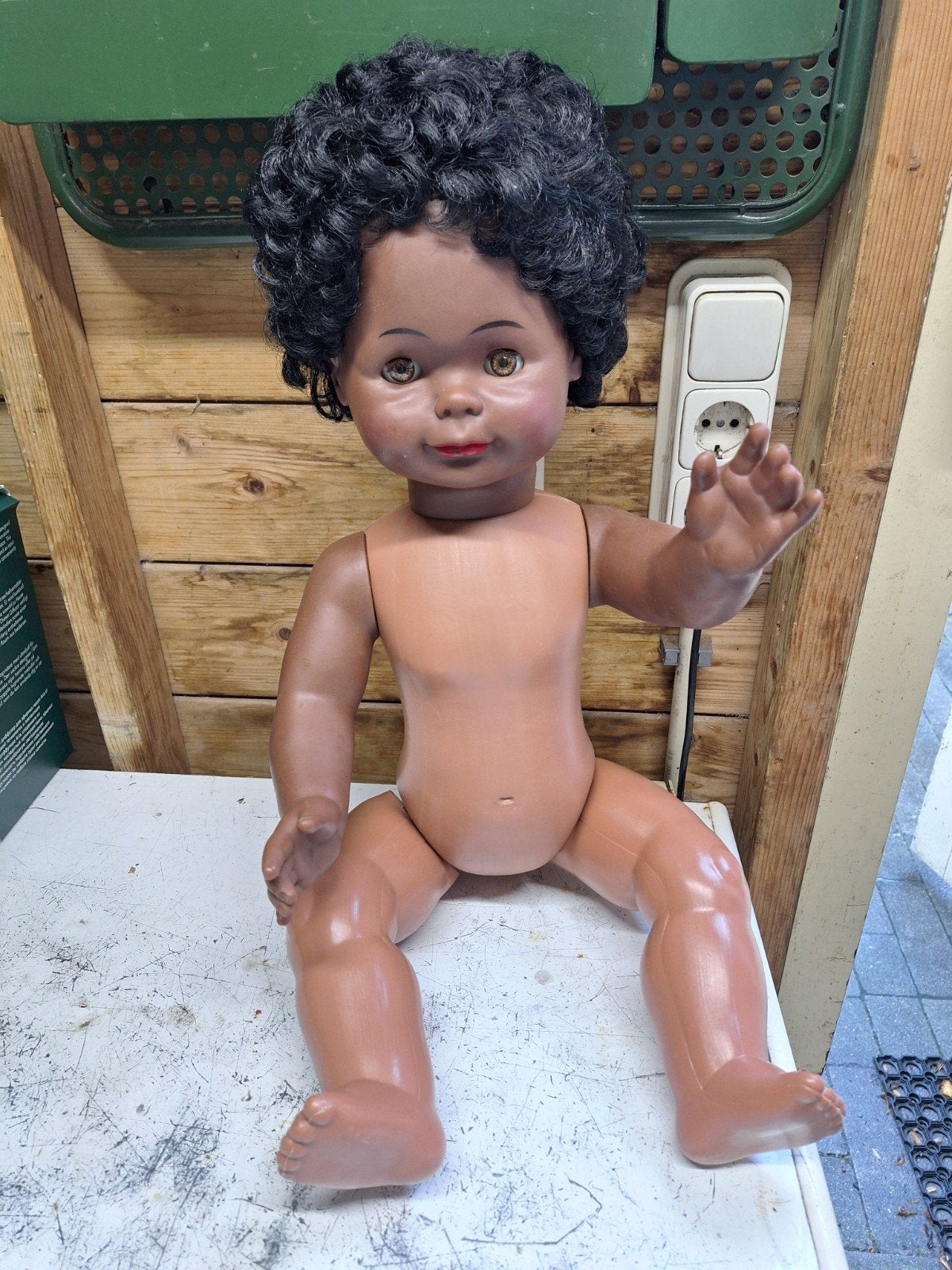 Lissi Batz 65cm Vintage Babypop donkere huidskleur + krullen, Ophalen of Verzenden, Zo goed als nieuw, Babypop