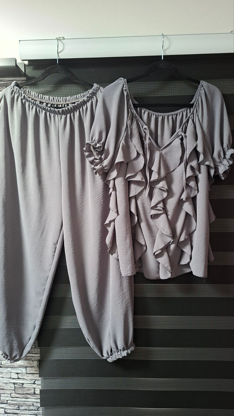dames pak, Ophalen of Verzenden, Zo goed als nieuw, Maat 42/44 (L), Grijs