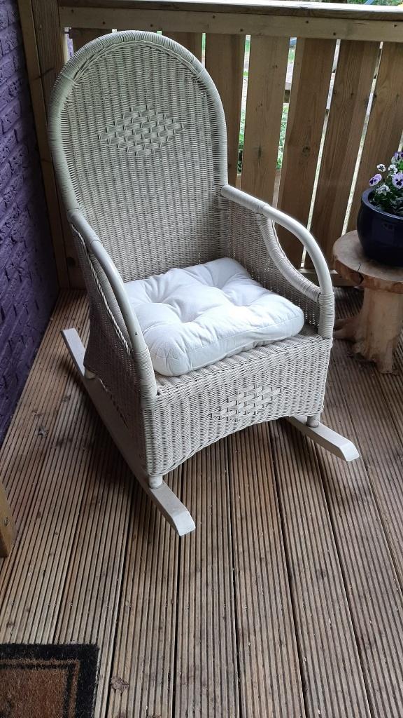 Mooie witte schommelstoel.  Ophalen in Schoonoord., Ophalen, Zo goed als nieuw, Wit, Vijf, Zes of meer stoelen