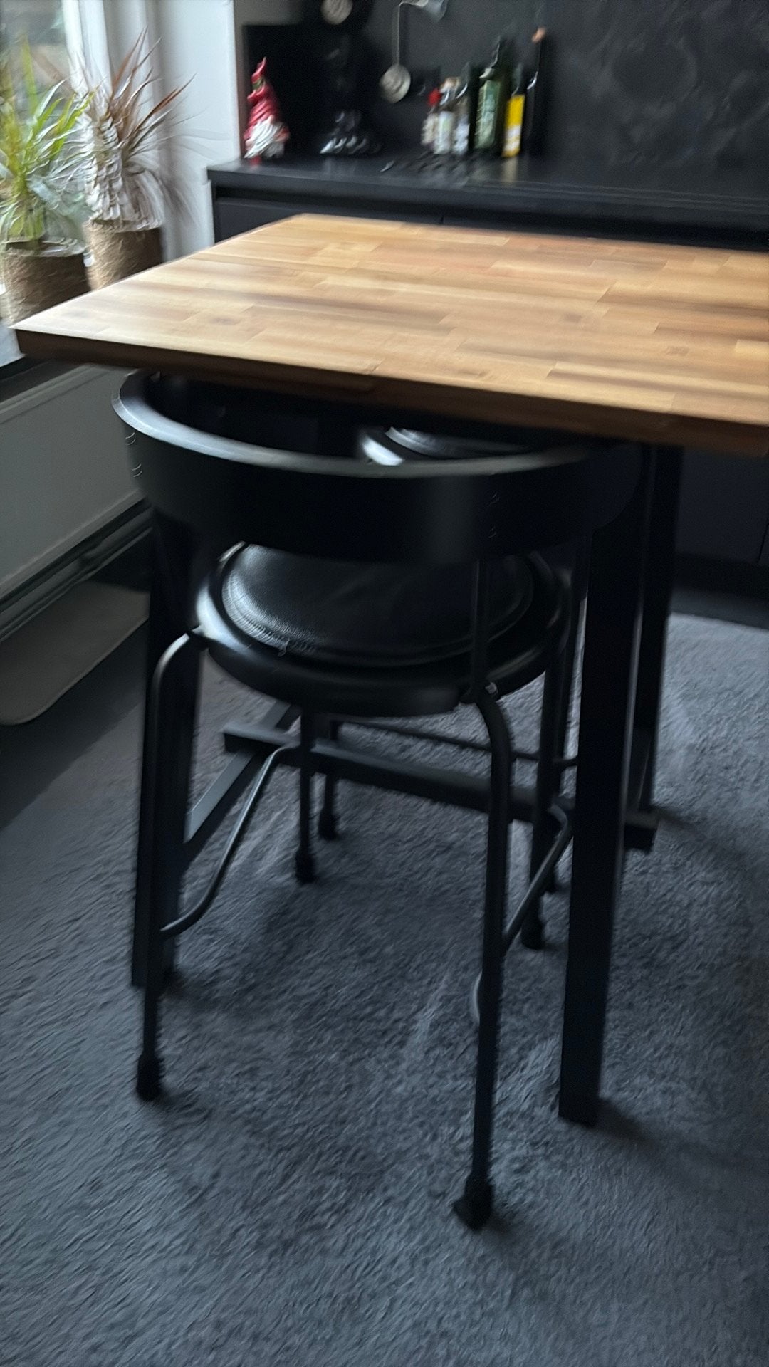 Ikea statafel  zwart met houten blad en twee krukken/stoelen, Ophalen, Gebruikt