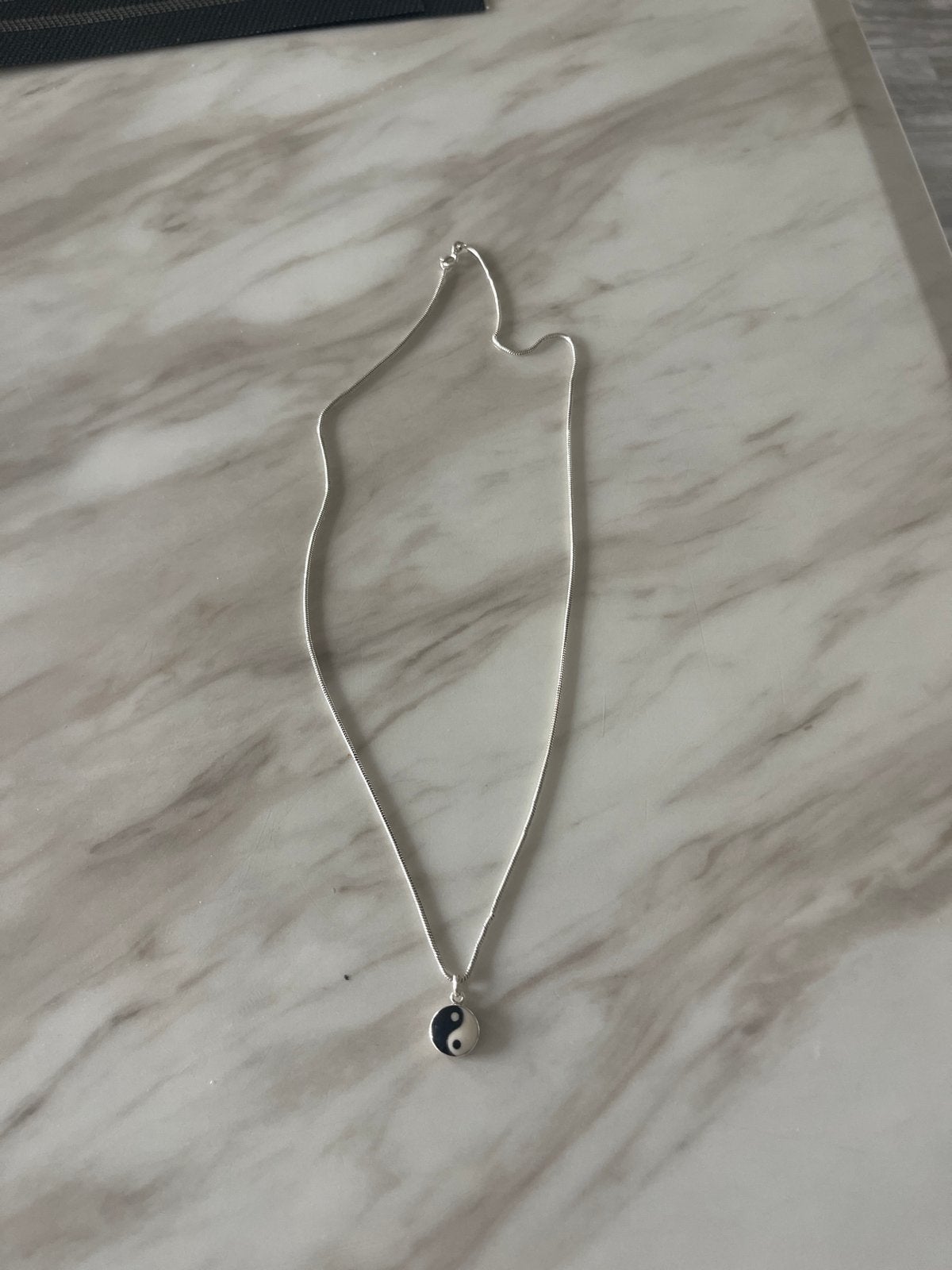 Zilverkleurige ketting met Yin Yang hanger, Ophalen of Verzenden, Gebruikt, Zilver, Met hanger