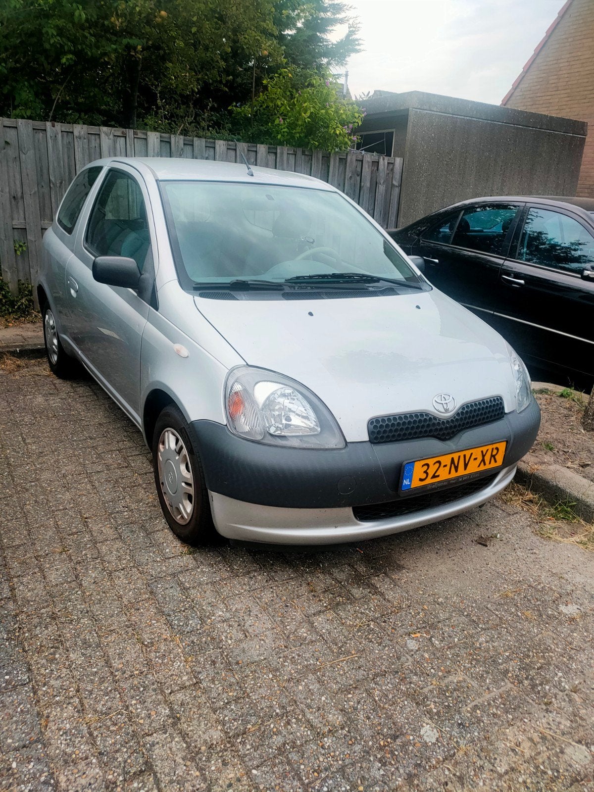 Toyota Yaris 1.0 16V Vvti 3DR 2000 Grijs, Auto's, Voorwielaandrijving, 4 cilinders, 400 kg, 68 pk