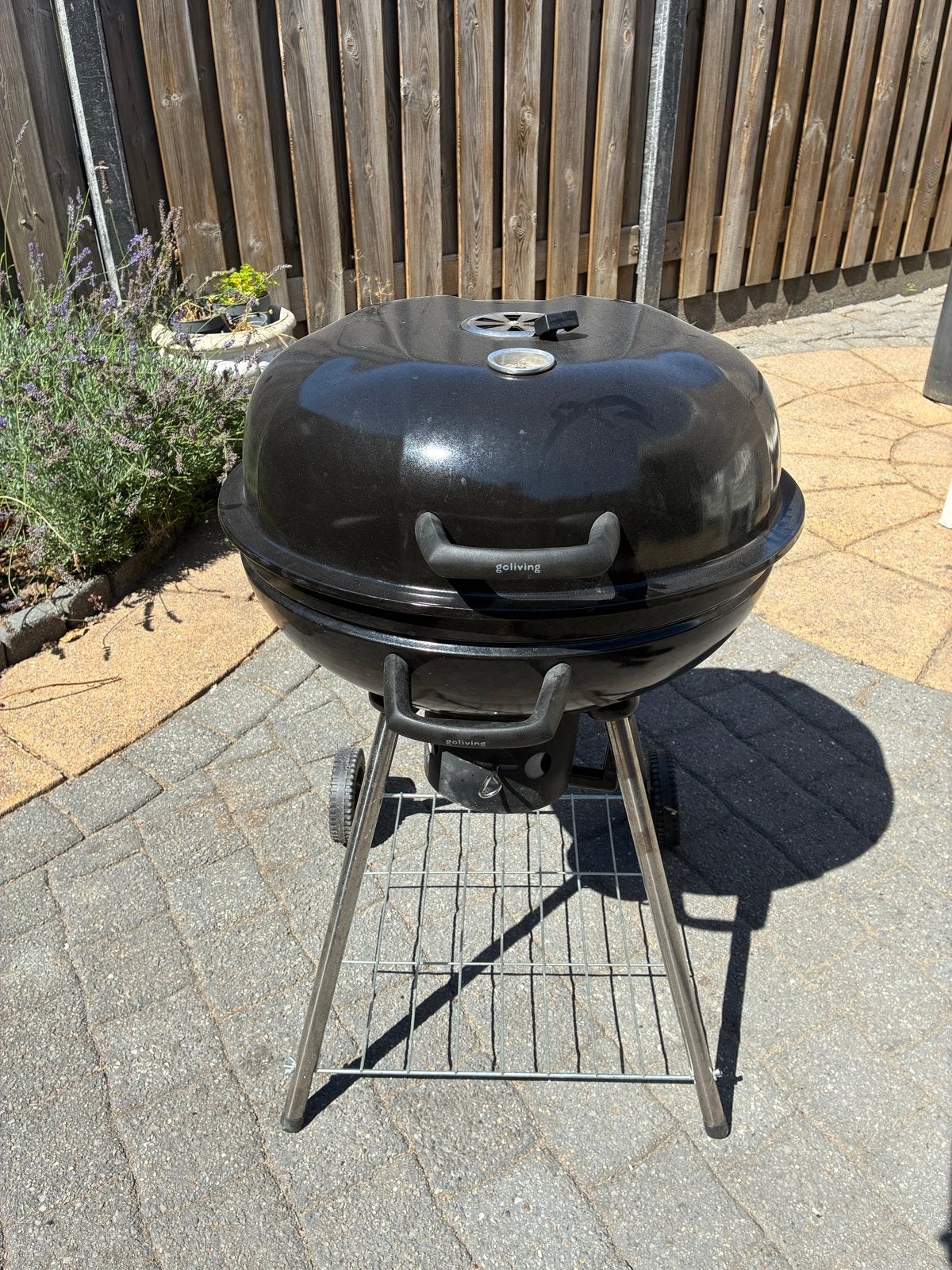 Zwarte houtskoolbarbecue met deksel en wielen, Ophalen, Gebruikt