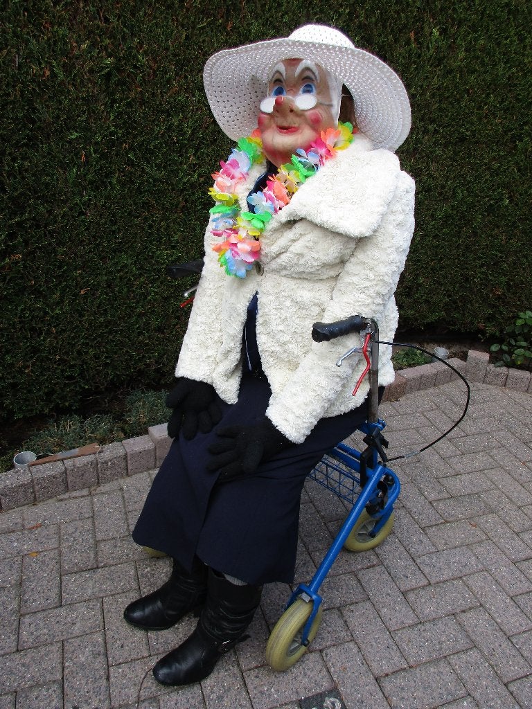 Sarah pop naar keuze levensgroot met rollator., Ophalen, Zo goed als nieuw, Abraham of Sarah