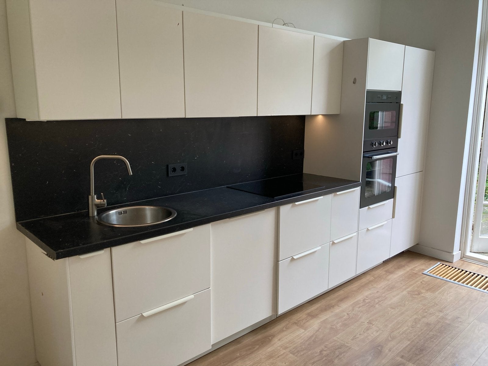 IKEA Keuken met inbouwapparatuur en marmerlook werkblad, Huis en Inrichting, Keuken | Complete keukens, Ophalen, Gebruikt, Wit