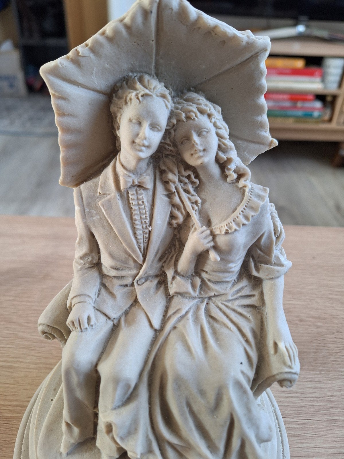 Romantisch liefdespaar onder parasol vintage Steen sculptuur, Ophalen of Verzenden