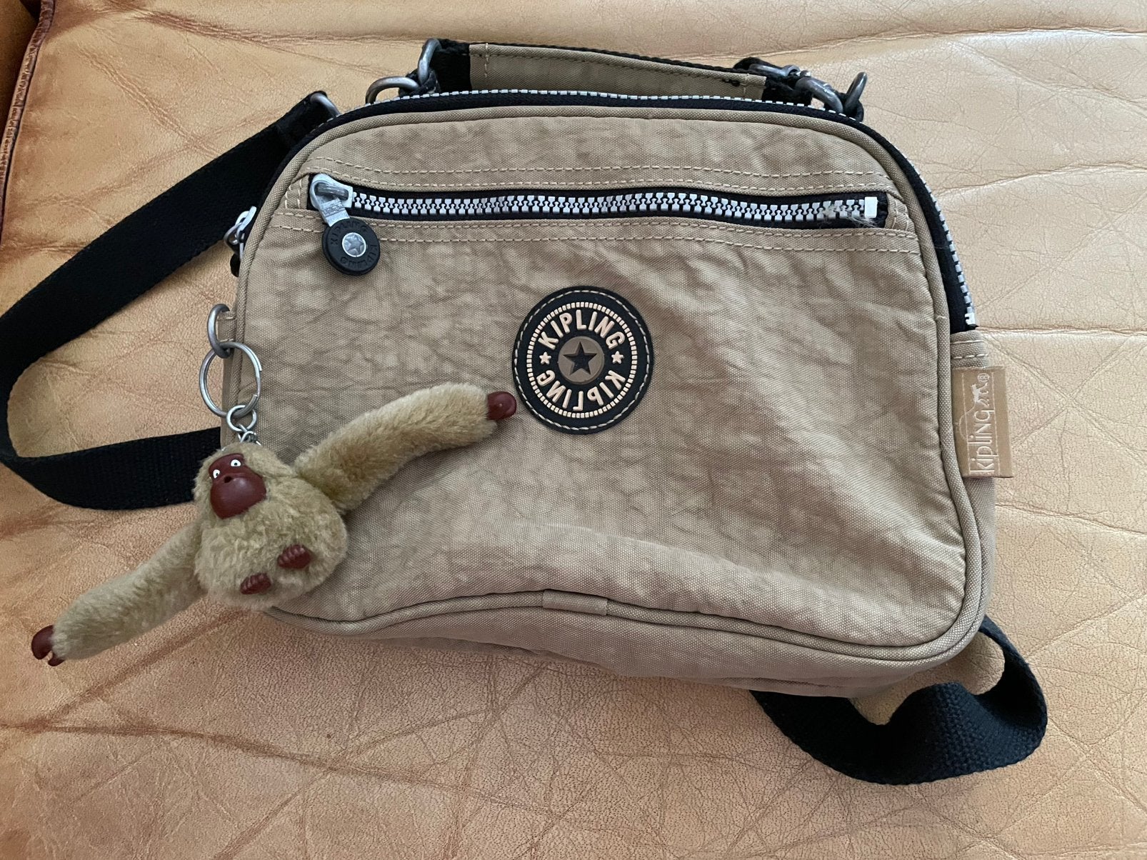 Kipling schoudertas tas Abanu M beige aapje, Ophalen of Verzenden, Zo goed als nieuw, Beige, Schoudertasje