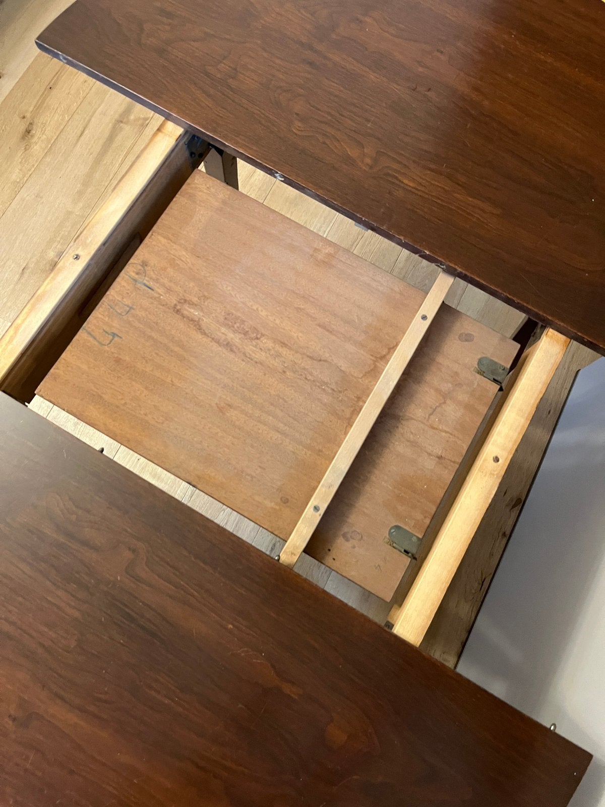 Foto 5 van Vintage jaren 50 uitschuifbare ronde eettafel – Dutch design