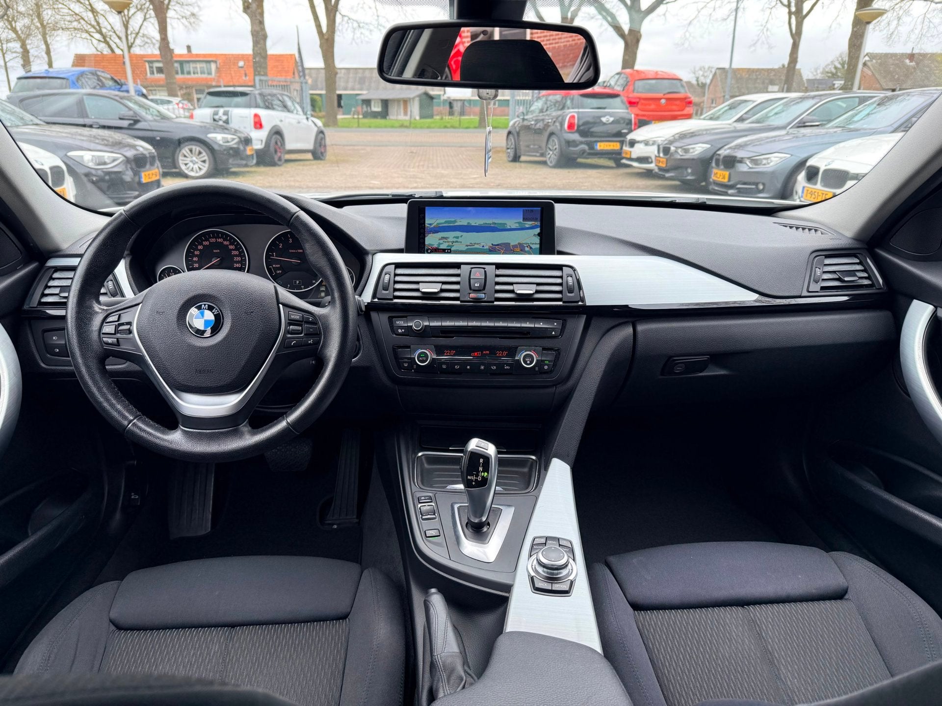 BMW 3-serie 320i High Executive Sport|Nieuwe Ketting|Navigat, Auto's, Automaat, Euro 5, Gebruikt, Zwart