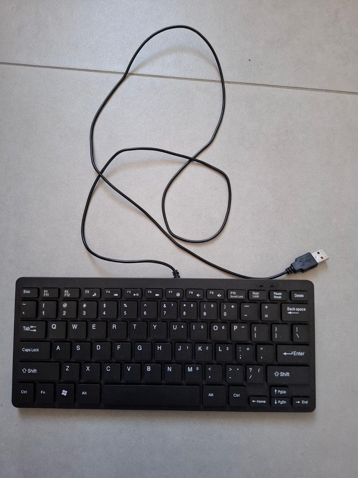 Compact toetsenbord voor typeles - USB bedraad, Ophalen of Verzenden, Qwerty, Zo goed als nieuw, Bedraad
