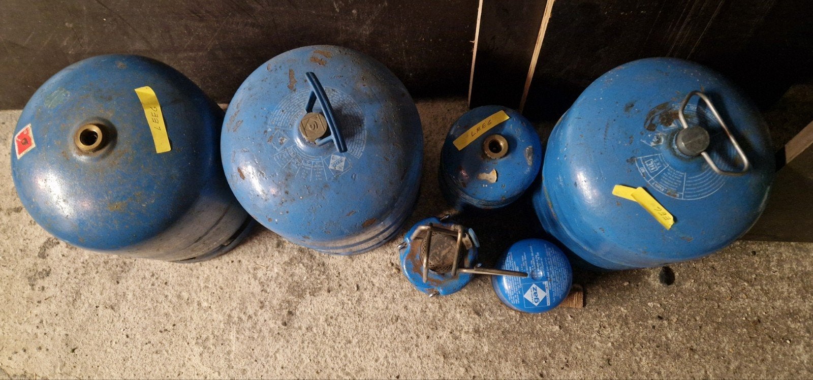 Diverse lege gasflessen en gaspatronen, Ophalen, Gebruikt
